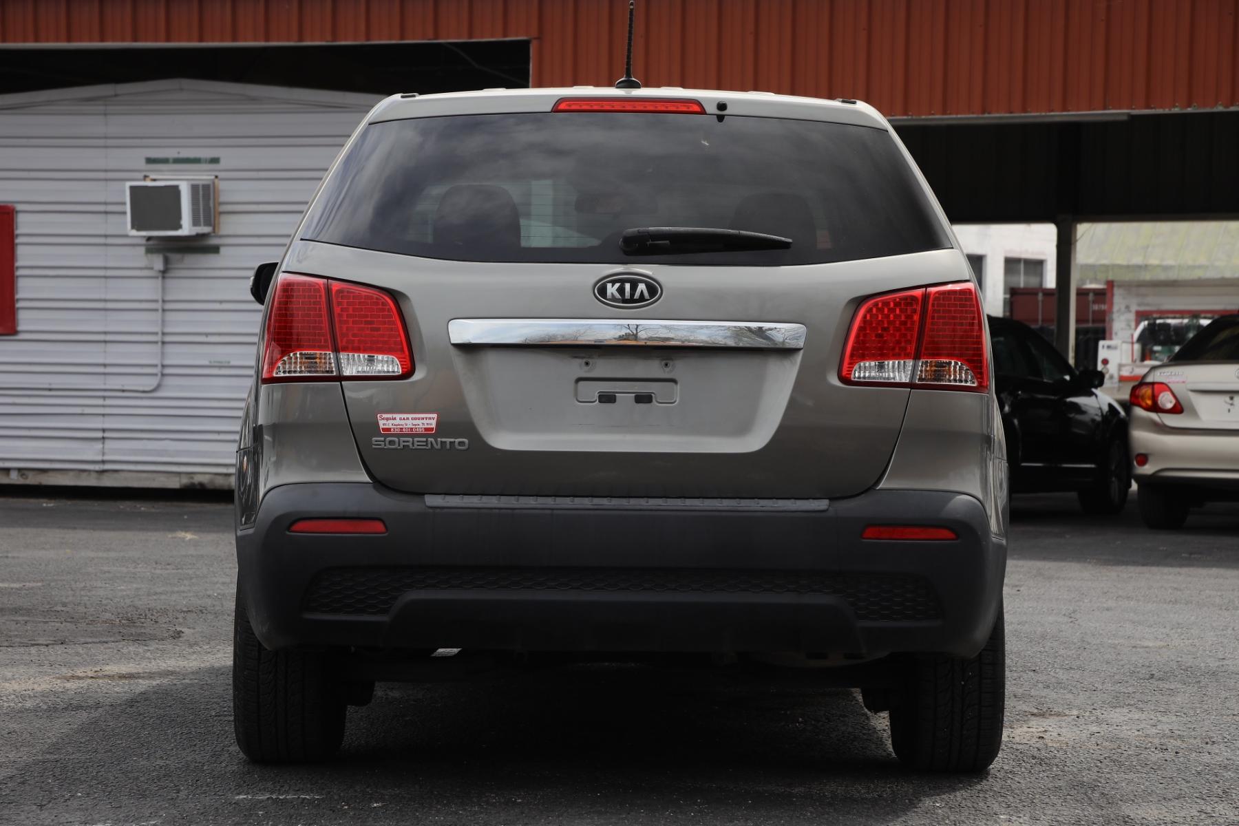 2012 GRAY KIA SORENTO LX 2WD (5XYKT3A10CG) with an 2.4L L4 DOHC 16V engine, 6-SPEED AUTOMATIC transmission, located at 420 E. Kingsbury St., Seguin, TX, 78155, (830) 401-0495, 29.581060, -97.961647 - Photo #5